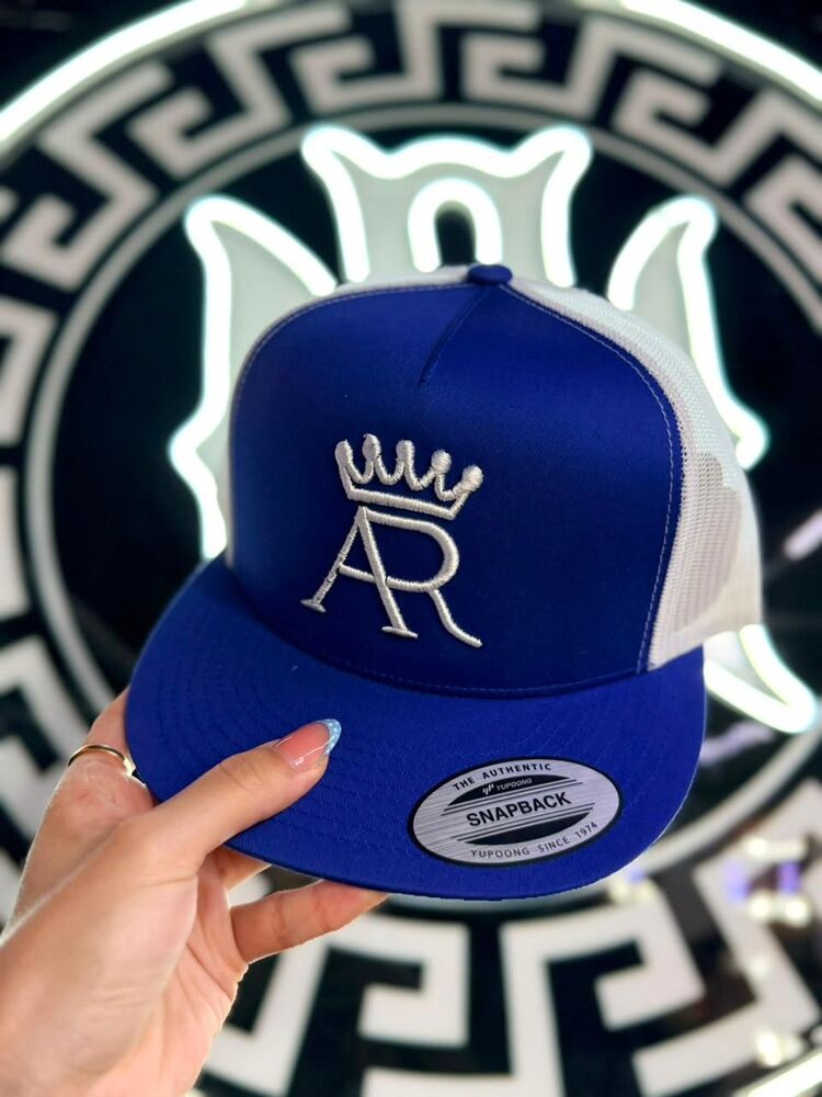 Gorra trucker azul con logo AR bordado en blanco
