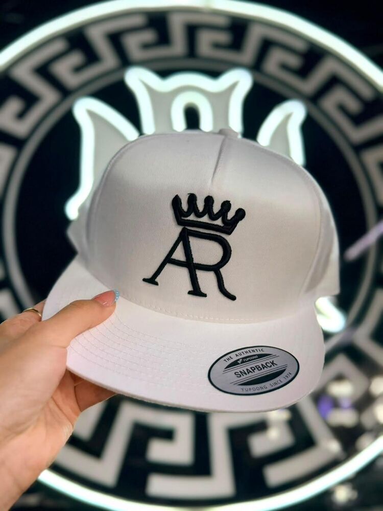 Gorra trucker blanca con logo AR bordado en negro