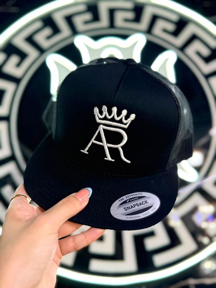Gorra trucker negra con logo AR bordado en blanco