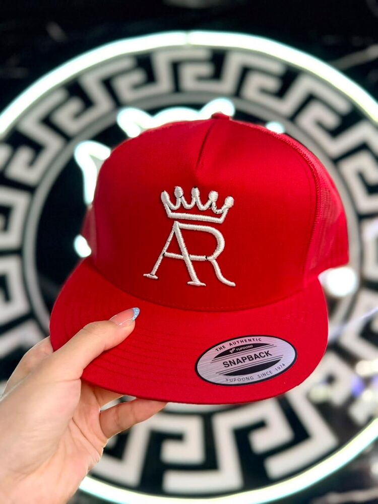 Gorra trucker roja con logo AR bordado en blanco