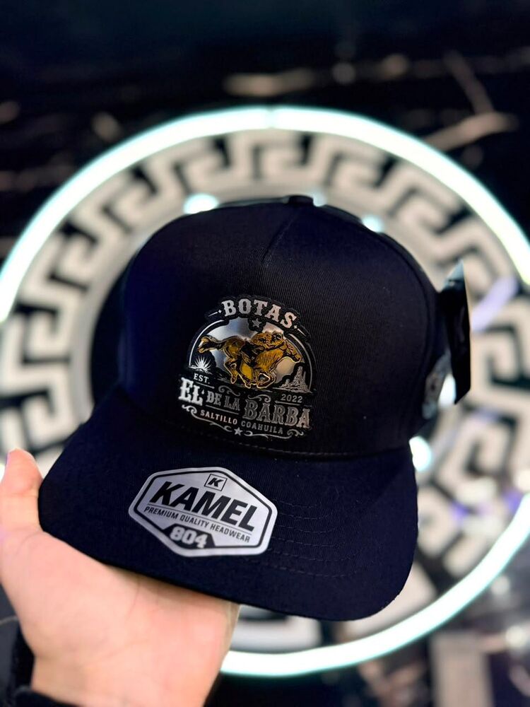 Gorra negra personalizada con el escudo de una marca