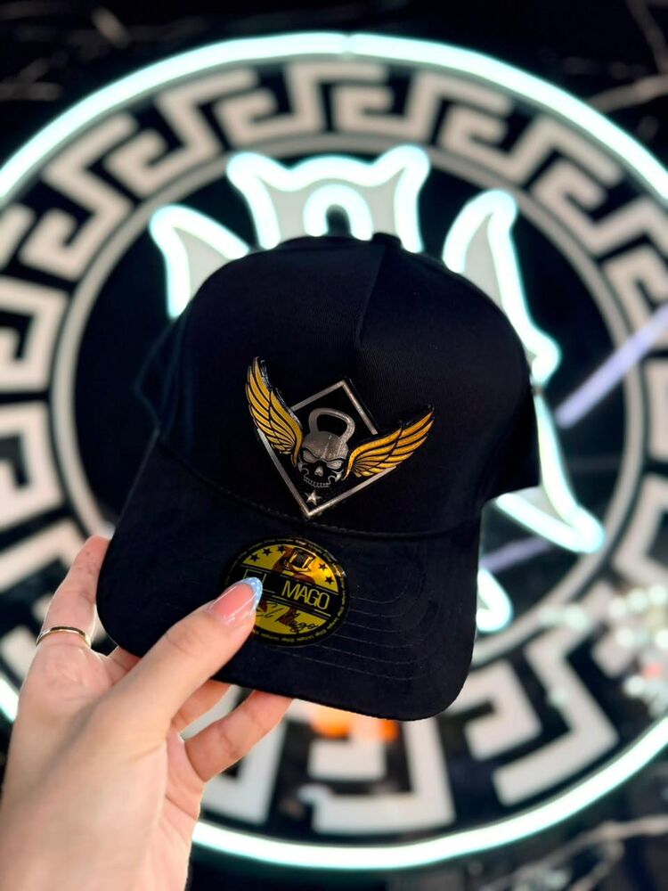 Gorra negra con emblema bordado en hilo dorado