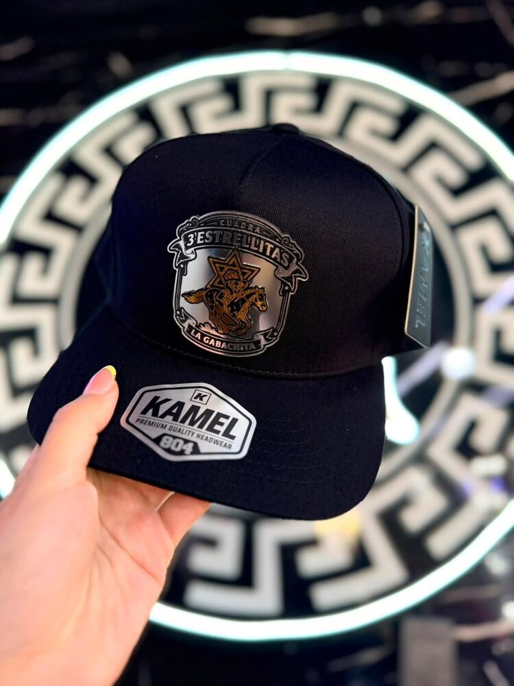 Gorra negra con parche metálico aplicado