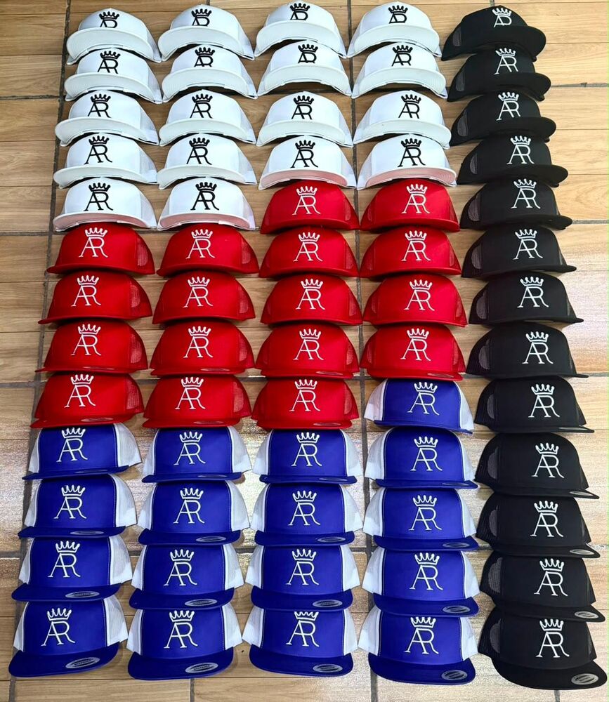 Lote de gorras trucker apiladas por color