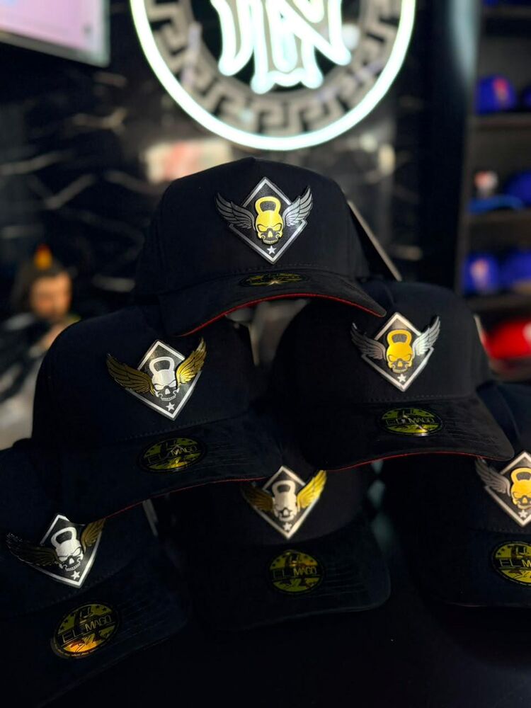 Gorras bordadas en producción en el taller de Narro Caps