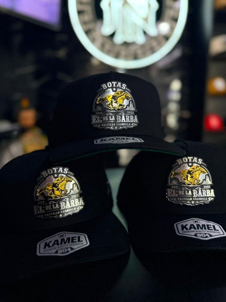 Lote de gorras personalizadas con el escudo de una marca