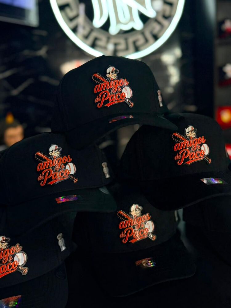 Lote de gorras bordadas listas para entrega