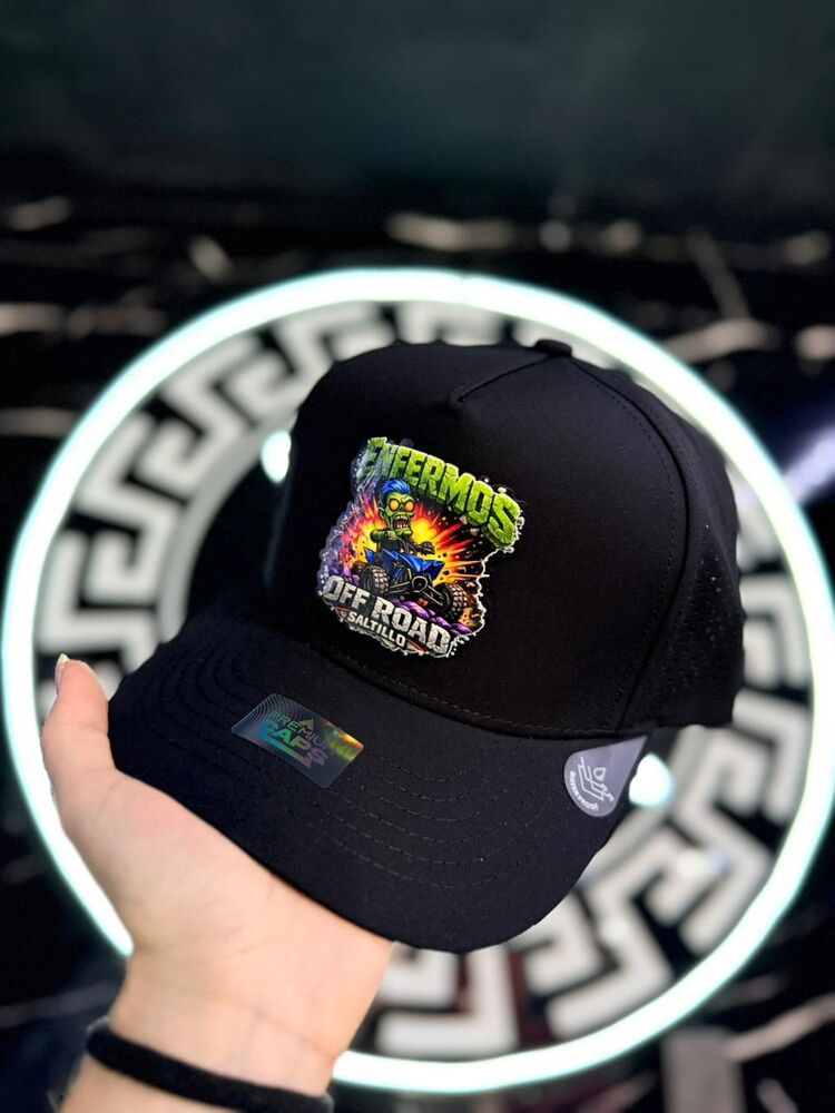 Gorra negra con diseño bordado a todo color