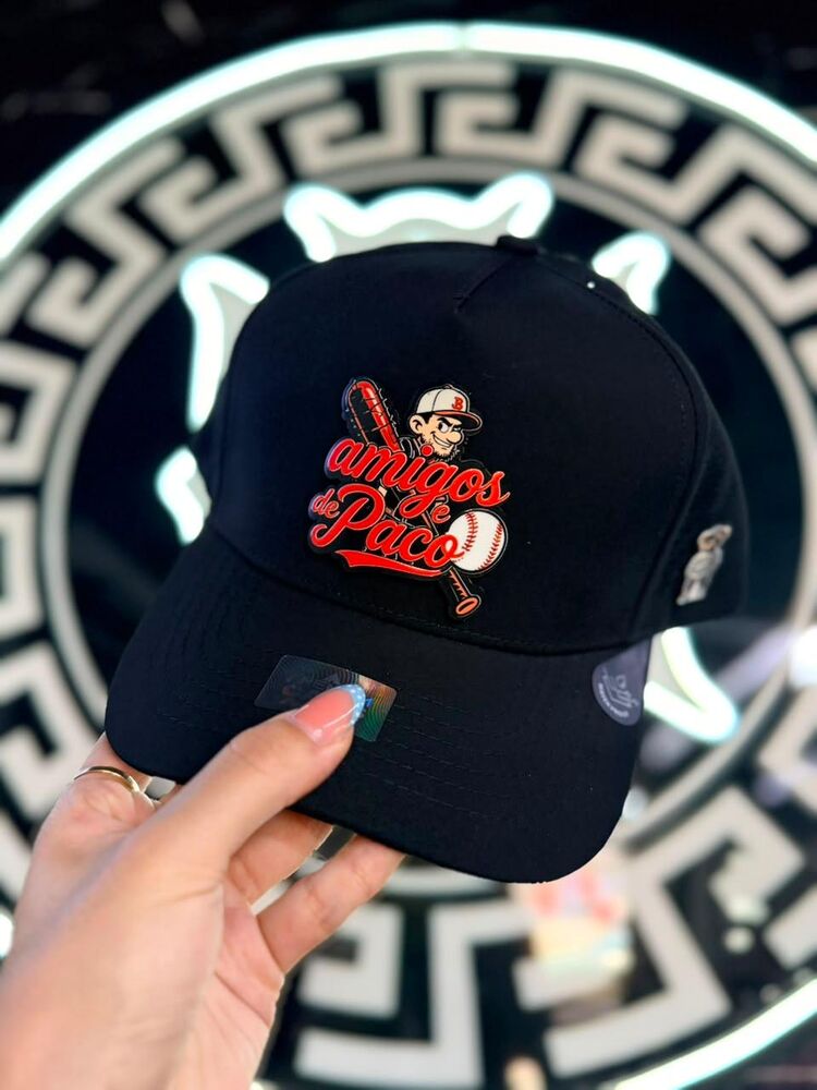 Gorra negra con bordado a color de una marca
